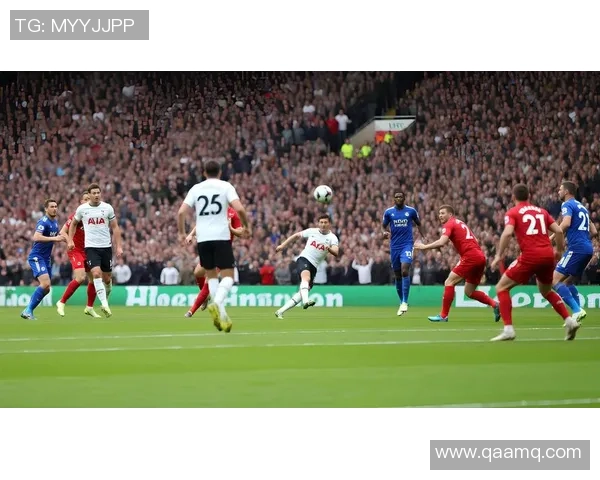 当绿茵球星动作合拍时展现激情瞬间与团队默契魅力