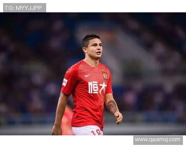 足球巨星乔装老头引发热议隐藏身份重返球场惊喜不断